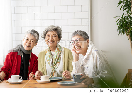 カフェでお茶をするシニア仲間・記念写真を撮ってもらうシニアの女性たち 106807099
