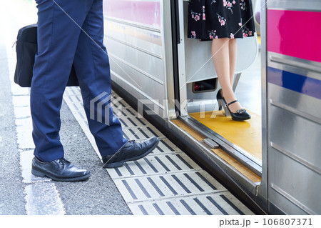 電車に乗車しようとする男女　撮影協力「京王電鉄株式会社」 106807371