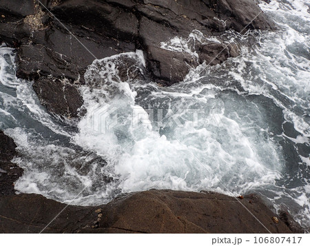 潮の流れが激しい地磯 106807417