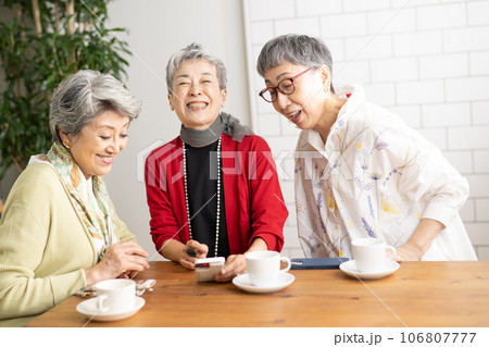 カフェでお茶をするシニア仲間・スマホを見るシニアの女性たち カフェでお茶をするシニア仲間・スマホを見るシニアの女性たち 106807777