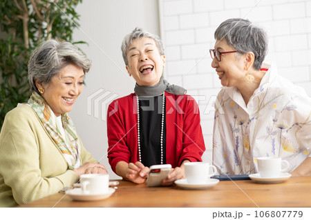 カフェでお茶をするシニア仲間・スマホを見るシニアの女性たち 106807779
