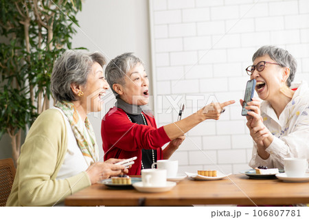 カフェでお茶をするシニア仲間・スマホを見るシニアの女性たち 106807781