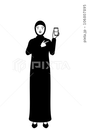 スマホのキャッシュレス・オンライン決済を勧めるイスラムの女性 106807895