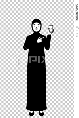 スマホのキャッシュレス・オンライン決済を勧めるイスラムの女性 106807895