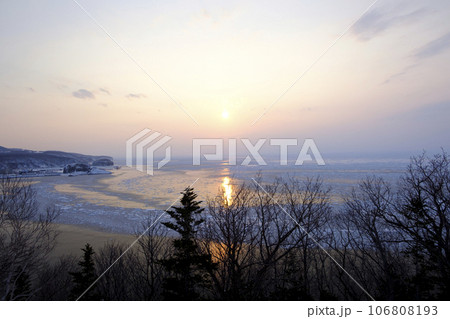 プユニ岬から見た夕日と流氷 プユニ岬から見た夕日と流氷 106808193