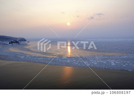 プユニ岬から見た夕日と流氷 106808197