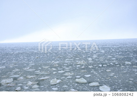 知床に接岸する流氷 106808242