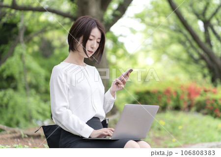 屋外で仕事をする女性 106808383