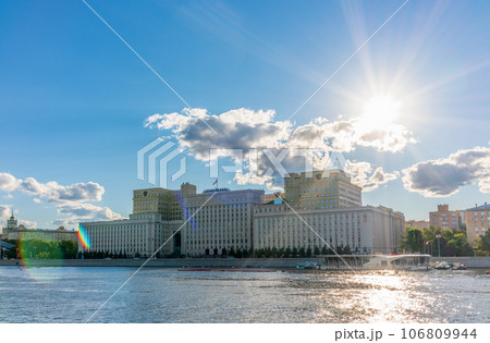 View of the Ministry of Defence of Russian Federation, and Moscow river embakmen 106809944