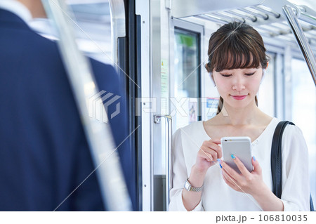 電車に乗車する男女　撮影協力「京王電鉄株式会社」 106810035