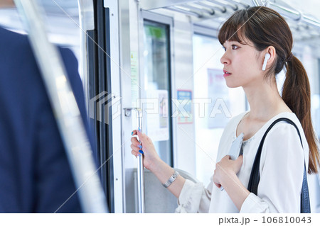 電車に乗車する男女 撮影協力「京王電鉄株式会社」 電車に乗車する男女 撮影協力「京王電鉄株式会社」 106810043