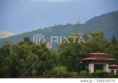 幸せの国ブータン 山の上の大仏像（Thimphu, Bhutan） 106810574