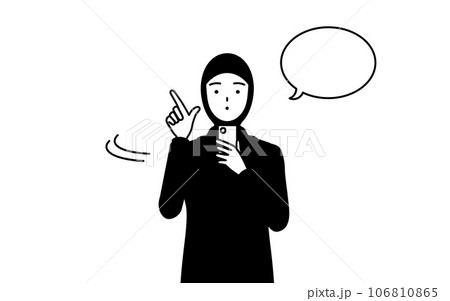 スマホを操作するイスラムの女性 106810865
