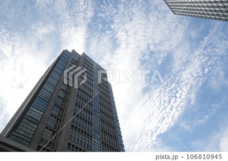 青空にそびえるビル 106810945