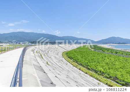 岩手県陸前高田市　津波対策として作られた巨大な防潮堤と再生を目指し植林された高田松原 106811224