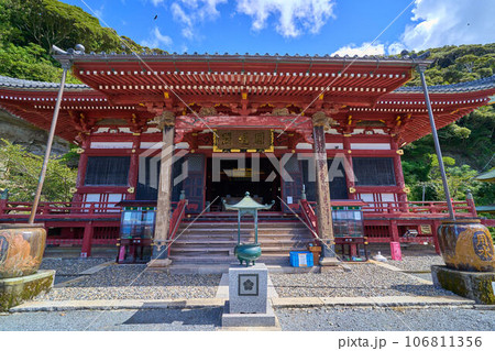 千葉県館山市の那古寺(なごじ)の観音堂を正面から見る 千葉県館山市の那古寺(なごじ)の観音堂を正面から見る 106811356
