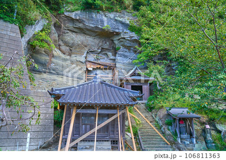 千葉県館山市の那古寺(なごじ)の大黒堂と崖にある岩船地蔵と竜王堂 106811363