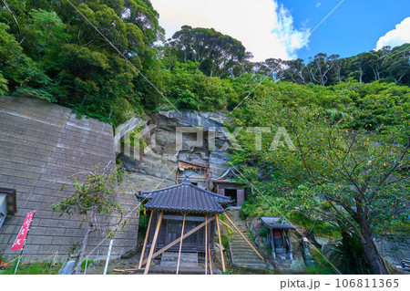 千葉県館山市の那古寺(なごじ)の大黒堂と崖にある岩船地蔵と竜王堂 106811365