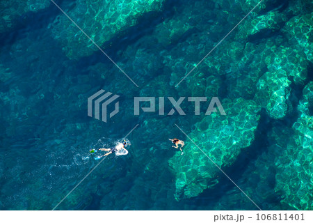 Above view of a couple snorkeling in tropical sea water 106811401
