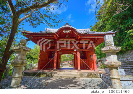 千葉県館山市の那古寺(なごじ)の仁王門を参道から見る 106811466