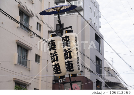 夏の風物詩阿波踊り 106812369