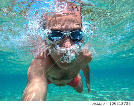 Man swimming underwater Man swimming underwater 106812788