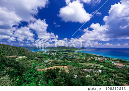 加世間峠、2つの海が見える丘（奄美大島） 106812818