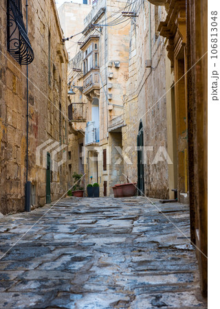 Narrow Mediterranean street. Birgu, Malta Narrow Mediterranean street. Birgu, Malta 106813048