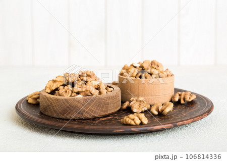Fresh healthy walnuts in bowl on colored table background. Top view Healthy eating bertholletia concept. Super foods 106814336
