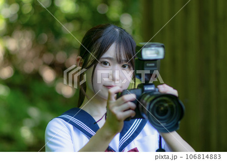 写真を撮る女子高生 106814883