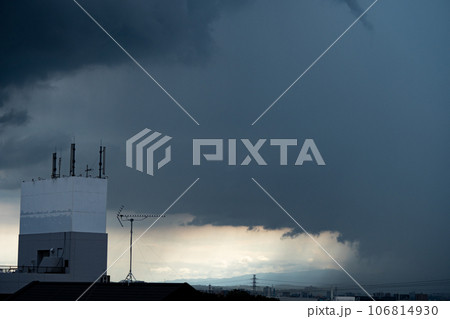 黒い雲とゲリラ豪雨 106814930