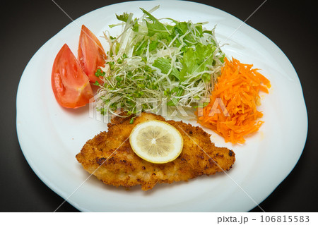 彩がきれいで美しい、洋風定食のようなチキンカツレツの晩ごはん 106815583