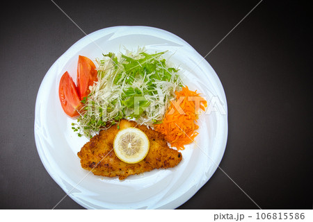 彩がきれいで美しい、洋風定食のようなチキンカツレツの晩ごはん 彩がきれいで美しい、洋風定食のようなチキンカツレツの晩ごはん 106815586