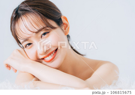 笑顔の若い女性のビューティーイメージ 106815675
