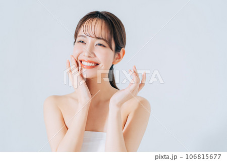 笑顔の若い女性のビューティーイメージ 106815677