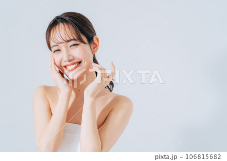 笑顔の若い女性のビューティーイメージ 笑顔の若い女性のビューティーイメージ 106815682