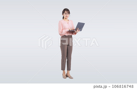 ノートパソコンを使うミドル女性 106816748