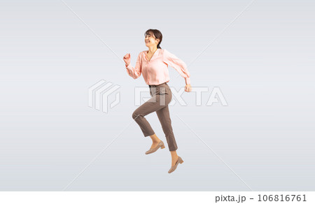 ジャンプするミドル女性 106816761