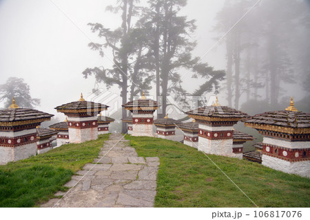 幸せの国ブータン 霧に包まれるドチュラ峠の仏塔（Dochula Pass, Bhutan） 106817076