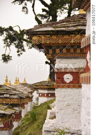 幸せの国ブータン ドチュラ峠の仏塔（Dochula Pass, Bhutan） 106817077