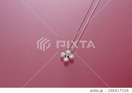 ピンクの背景に置いた天然石のネックレス・ダイヤモンドネックレス・ 106817326