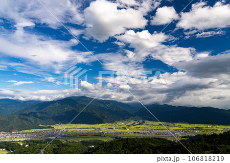 《新潟県》夏の南魚沼の田園風景・魚沼スカイラインの眺望 106818219