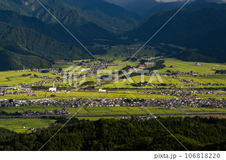 《新潟県》夏の南魚沼の田園風景・魚沼スカイラインの眺望 106818220