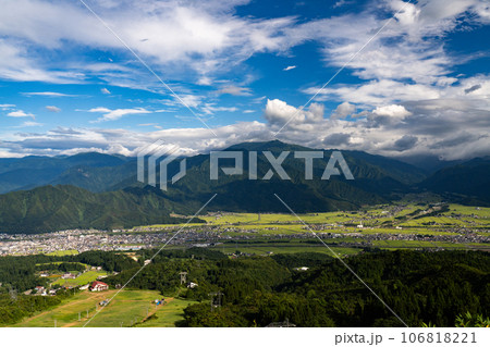 《新潟県》夏の南魚沼の田園風景・魚沼スカイラインの眺望 106818221