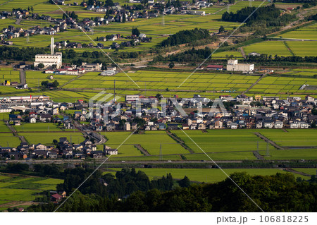 《新潟県》夏の南魚沼の田園風景・魚沼スカイラインの眺望 106818225
