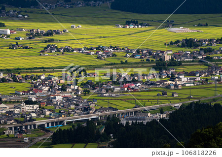 《新潟県》夏の南魚沼の田園風景・魚沼スカイラインの眺望 106818226