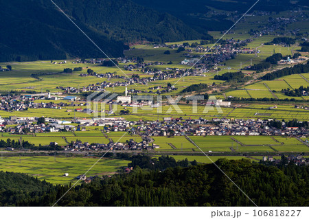 《新潟県》夏の南魚沼の田園風景・魚沼スカイラインの眺望 106818227