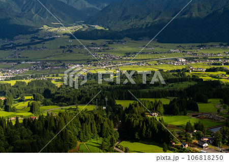 《新潟県》夏の南魚沼の田園風景・魚沼スカイラインの眺望 106818250