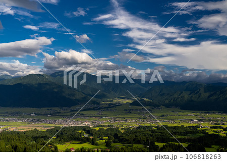 《新潟県》夏の南魚沼の田園風景・魚沼スカイラインの眺望 106818263