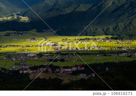 《新潟県》夏の南魚沼の田園風景・魚沼スカイラインの眺望 106818271